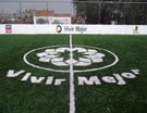 Cancha de pasto sintético de futból 7 con logo